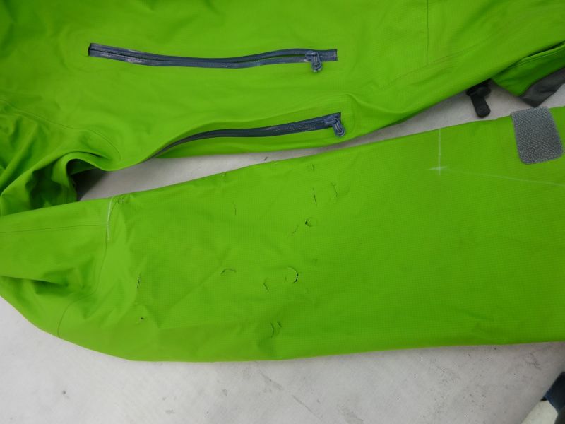 Funktionsjacke mit Löchern im Ärmel