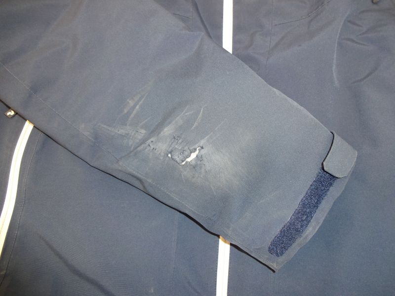 Funktionsjacke mit aufgerissenem Ärmel