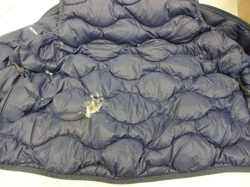 Loch in einer Daunenjacke reparieren